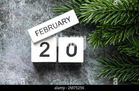 Februar 20 auf weißem altem Holzkalender auf Steintisch Stockfoto
