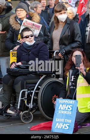 Manchester, Großbritannien. 7. Januar 2023 NHS-Unterstützer auf der Rally for Strike Action Manchester 7. . Januar 2023 . März und Fond-Raising-Rallye nahmen in der Mitte von Manchester Teil, wobei unter den vertretenen Personen noch immer Streitigkeiten zwischen dem RMT (Eisenbahnarbeiter), der CWU (Royal Mail), UNITE, UNISON und dem NHS stattfanden. Bild: Garyroberts/weltweites Erscheinungsbild. Kredit: GaryRobertsphotography/Alamy Live News Stockfoto