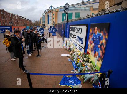 London, Großbritannien. 7. Januar 2023. Die Leute kommen, um Gianluca Vialli die letzte Ehre zu erweisen. Nach dem Tod des ehemaligen Spielers und Managers Gianluca Vialli werden Blumen und Ehrungen an der Stamford Bridge hinterlassen. Er starb am 6. Januar im Royal Marsden Hospital, 58 Jahre alt. Er spielte von 1996 bis 1999 für Chelsea, trug das Trikot Nummer 9 und erzielte 21 Tore in 58 Auftritten. Er war Player Manager from1998-2000. Er spielte 59 Mal für Italien und erzielte 16 Tore. Kredit: Mark Thomas/Alamy Live News Stockfoto