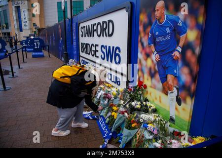 London, Großbritannien. 7. Januar 2023. Die Leute kommen, um Gianluca Vialli die letzte Ehre zu erweisen. Nach dem Tod des ehemaligen Spielers und Managers Gianluca Vialli werden Blumen und Ehrungen an der Stamford Bridge hinterlassen. Er starb am 6. Januar im Royal Marsden Hospital, 58 Jahre alt. Er spielte von 1996 bis 1999 für Chelsea, trug das Trikot Nummer 9 und erzielte 21 Tore in 58 Auftritten. Er war Player Manager from1998-2000. Er spielte 59 Mal für Italien und erzielte 16 Tore. Kredit: Mark Thomas/Alamy Live News Stockfoto