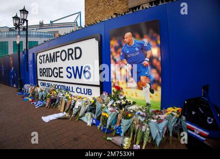 London, Großbritannien. 7. Januar 2023. Die Leute kommen, um Gianluca Vialli die letzte Ehre zu erweisen. Nach dem Tod des ehemaligen Spielers und Managers Gianluca Vialli werden Blumen und Ehrungen an der Stamford Bridge hinterlassen. Er starb am 6. Januar im Royal Marsden Hospital, 58 Jahre alt. Er spielte von 1996 bis 1999 für Chelsea, trug das Trikot Nummer 9 und erzielte 21 Tore in 58 Auftritten. Er war Player Manager from1998-2000. Er spielte 59 Mal für Italien und erzielte 16 Tore. Kredit: Mark Thomas/Alamy Live News Stockfoto