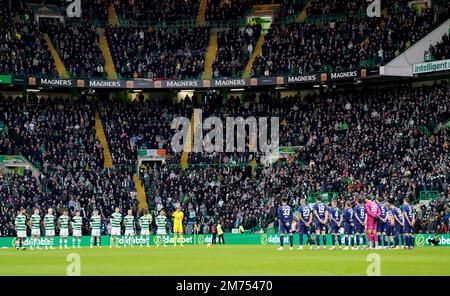 Die Spieler beider Teams halten sich vor dem Spiel der Premiership im Celtic Park, Glasgow, für den ehemaligen keltischen Spieler Frank McGarvey eine Schweigeminute ein. Foto: Samstag, 7. Januar 2023. Stockfoto