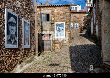 Penha Garcia, Portugal - 26. Dezember 2022: Typische Straße im historischen Dorf Idanha-a-Velha. Die Fotos an den Wänden sind Erinnerungen an die Stockfoto