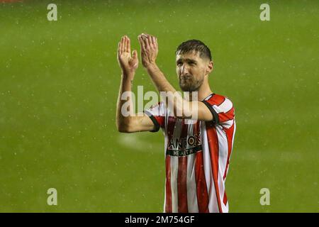 Chris Basham #6 von Sheffield, United, würdigt die Fans beim dritten Spiel der Emirates FA Cup Millwall gegen Sheffield United im The Den, London, Vereinigtes Königreich, 7. Januar 2023 (Foto von Arron Gent/News Images) in London, Vereinigtes Königreich, am 1./7. Januar 2023. (Foto: Arron Gent/News Images/Sipa USA) Stockfoto