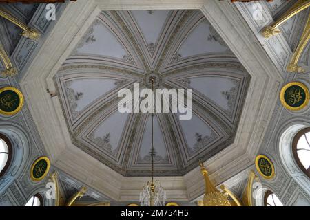 Tesvikiye Moschee in Istanbul, Türkei wurde 1854 von Abdulmecit erbaut. Stockfoto