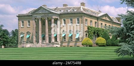 Gestreifter Garten Rasen & Sonnenblenden Klasse I gelistet Broadlands House Earl und Gräfin Mountbatten von Burma Haus nahe Romsey in Test Valley Hampshire UK Stockfoto