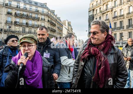 Berivan Firat, Sprecher des Kurdischen Demokratischen Rates in Frankreich (CDKF) - Demonstranten halten Porträts der drei kurdischen Aktivisten, die 2013 getötet wurden, und Porträts der Opfer der Erschießung der Rue d'Enghien in Paris am 23. Dezember, 2022 anlässlich eines tribut-marsches zum Gedenken an die drei kurdischen Aktivisten, die im Januar 2013 ermordet wurden, am 7. Januar 2023 in Paris, Frankreich. Der ungelöste Mord von 2013 an drei kurdischen Aktivisten, Leyla Saylemez, Sakine Cansiz und Fidan Dogan in Paris, war eine offene Wunde für ihre Gemeinde, mit anhaltender Frustration über Frankreichs Versagen gegenüber bri Stockfoto