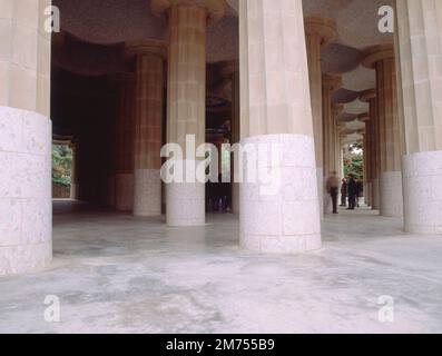 FUSTE DE LAS COLUMNAS DORICAS DE LA SALA HIPOSTILA DEL TEMPLO - 1900/1914. Autor: ANTONI GAUDI (1852-1926). Lage: PARQUE GÜELL. Barcelona. SPANIEN. Stockfoto