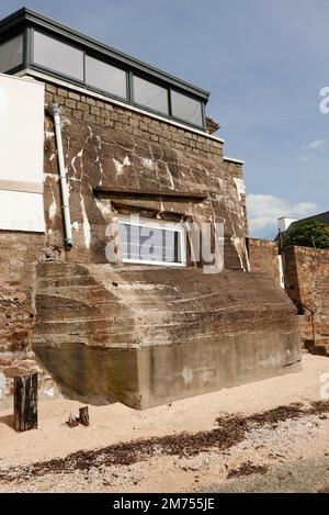 Carantec, Haus auf einem Bunker erbaut, Morlaix Bay, Finistere, Bretagne, Frankreich, Europa Stockfoto