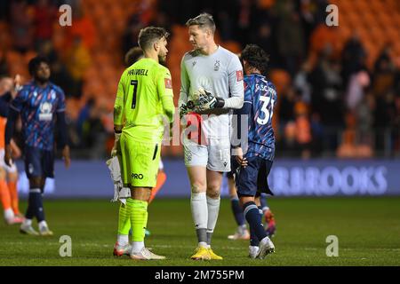 Blackpool, Großbritannien. 7. Januar 2023 Chris Maxwell von Blackpool und Torwart des Nottingham Forest, Wayne Hennessy, nach der letzten Pfeife während des FA Cup-Spiels zwischen Blackpool und Nottingham Forest in der Bloomfield Road, Blackpool, am Samstag, den 7. Januar 2023. (Kredit: Jon Hobley | MI News) Kredit: MI News & Sport /Alamy Live News Stockfoto