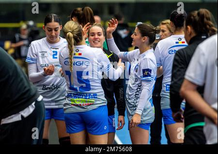 Chomutov, Tschechische Republik. 07. Januar 2023. Die Handballspieler von CSM Bukarest feiern den Sieg nach der 10. Runde Der Women's Handball Champions League Ein Gruppenspiel: Most vs CSM Bukarest in Chomutov, Tschechische Republik, 7. Januar 2023. Kredit: Ondrej Hajek/CTK Photo/Alamy Live News Stockfoto