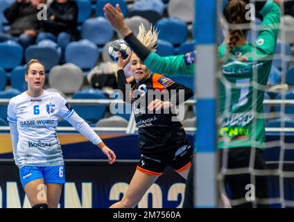 Chomutov, Tschechische Republik. 07. Januar 2023. Von links Malin Larsen Aune von CSM Bukarest, Adela Striskova von DHK Banik Most und Laura Glauser von Bukarest in Aktion während der 10. Runde der Women's Handball Champions League A Group Game: Most vs CSM Bukarest in Chomutov, Tschechische Republik, 7. Januar 2023. Kredit: Ondrej Hajek/CTK Photo/Alamy Live News Stockfoto