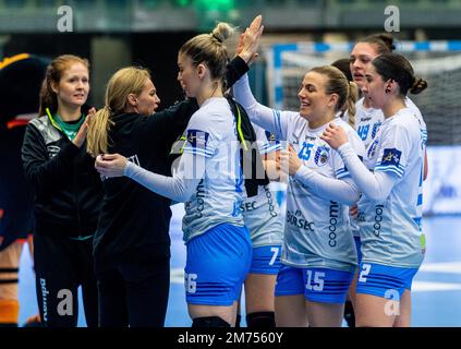 Chomutov, Tschechische Republik. 07. Januar 2023. Die Handballspieler von CSM Bukarest feiern den Sieg nach der 10. Runde Der Women's Handball Champions League Ein Gruppenspiel: Most vs CSM Bukarest in Chomutov, Tschechische Republik, 7. Januar 2023. Kredit: Ondrej Hajek/CTK Photo/Alamy Live News Stockfoto