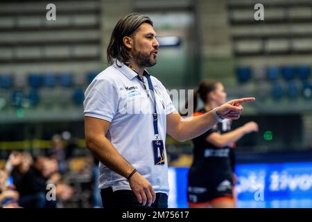 Chomutov, Tschechische Republik. 07. Januar 2023. Coach von CSM Bukarest Adrian Vasile in Aktion während der 10. Runde Der Women's Handball Champions League Ein Gruppenspiel: Most vs CSM Bukarest in Chomutov, Tschechische Republik, 7. Januar 2023. Kredit: Ondrej Hajek/CTK Photo/Alamy Live News Stockfoto