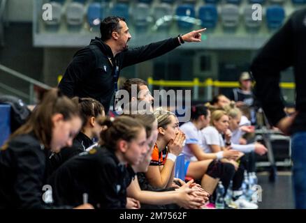 Chomutov, Tschechische Republik. 07. Januar 2023. Trainer von DHK Banik Most Jiri Tancos in Aktion während der 10. Runde Der Women's Handball Champions League A Group Game: Most vs CSM Bukarest in Chomutov, Tschechische Republik, 7. Januar 2023. Kredit: Ondrej Hajek/CTK Photo/Alamy Live News Stockfoto