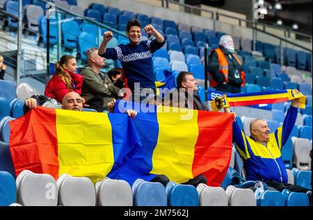 Chomutov, Tschechische Republik. 07. Januar 2023. Fans von CSM Bukarest in Aktion während der 10. Runde Der Women's Handball Champions League Ein Gruppenspiel: Most vs CSM Bukarest in Chomutov, Tschechische Republik, 7. Januar 2023. Kredit: Ondrej Hajek/CTK Photo/Alamy Live News Stockfoto