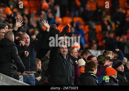 Blackpool-Fans feiern ihr Sides-Tor während des Emirates FA Cup-Spiels Blackpool vs Nottingham Forest in der Bloomfield Road, Blackpool, Großbritannien, 7. Januar 2023 (Foto: Craig Thomas/News Images) Stockfoto