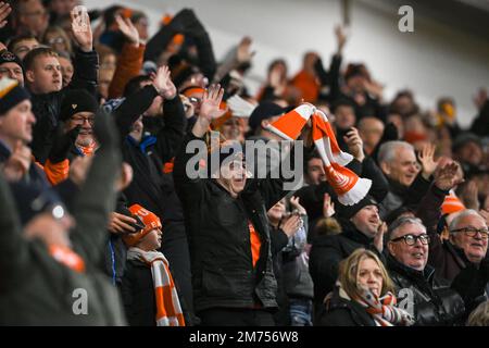 Blackpool-Fans feiern ihr Sides-Tor während des Emirates FA Cup-Spiels Blackpool vs Nottingham Forest in der Bloomfield Road, Blackpool, Großbritannien, 7. Januar 2023 (Foto: Craig Thomas/News Images) Stockfoto