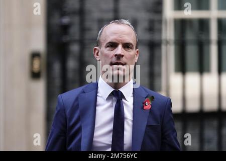 Aktenfoto vom 08.11/22, Stellvertretender Premierminister Dominic Raab verlässt 10 Downing Street, London. Die Untersuchung mutmaßlicher Kriegsverbrechen in der Ukraine wird ganz oben auf der Tagesordnung stehen, wenn Justizminister aus der ganzen Welt im Frühjahr in London zusammenkommen. Der stellvertretende Ministerpräsident und Justizminister Dominic Raab wird im März gemeinsam mit seinem niederländischen Amtskollegen im Lancaster House Gastgeber des Treffens sein. Ausgabedatum: Samstag, 7. Januar 2023. Stockfoto