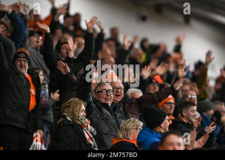 Blackpool-Fans feiern ihr Sides-Tor beim dritten Spiel der Emirates FA Cup Blackpool vs Nottingham Forest in der Bloomfield Road, Blackpool, Großbritannien, 7. Januar 2023 (Foto von Craig Thomas/News Images) in, am 1./7. Januar 2023. (Foto: Craig Thomas/News Images/Sipa USA) Guthaben: SIPA USA/Alamy Live News Stockfoto