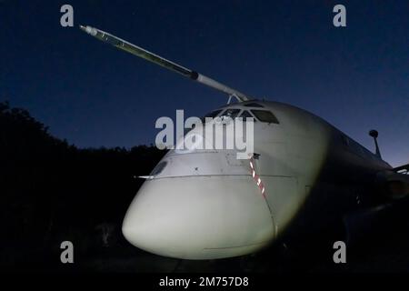 Radar-Nimrod-Such- und Aufklärungsflugzeug mit Radar-Nasenkegel, bei Nacht gesehen. Elvington, Yorkshire Air Museum. Stockfoto