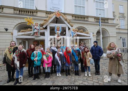 Lemberg, Ukraine. 06. Januar 2023. Ukrainer singen Weihnachtslieder während einer Parade in der Innenstadt von Lemberg. Ukrainer nahmen an einer Parade in der Innenstadt von Lemberg Teil, während Gläubige den orthodoxen Weihnachtstag gemäß dem alten julianischen Kalender am 07. Januar feiern. Kredit: SOPA Images Limited/Alamy Live News Stockfoto