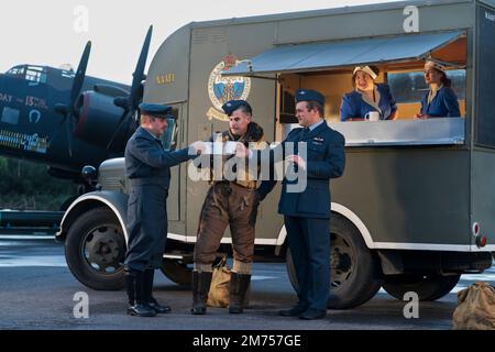 Handley Page Halifax, 2. Weltkrieg, Bombenattentäter und Besatzungsnachbildung am Elvington Airfield, Yorkshire Air Museum. Fotoaufnahme bereitgestellt von Timeline Events mit einem Stockfoto