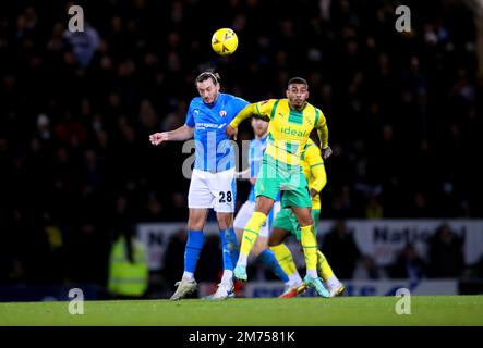 Chesterfield's Ollie Banks (links) und West Bromwich Albion's Karlan Grant kämpfen um den Ball während des dritten Spiels des Emirates FA Cup im Technique Stadium, Chesterfield. Foto: Samstag, 7. Januar 2023. Stockfoto