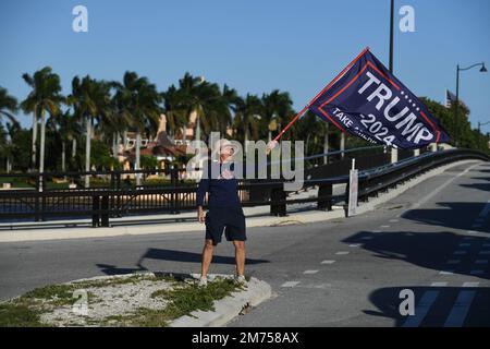 WEST PALM BEACH, Florida - JANUAR 06: Pro-Trump-Fans treffen sich vor Mar A Lago zum 2. Jahrestag des Aufstands vom 6. Januar in den USA Capitol in Washington, DC am 6. Januar 2023 in West Palm Beach, Florida. Stockfoto