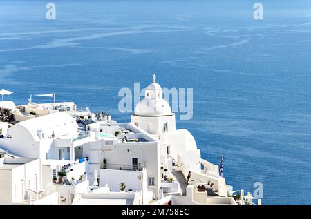 Fira, Santorin (Thira), Blick auf die weißen Häuser mit ihren gepflasterten Straßen. Dorf am südlichen Ägäischen Meer, in den Kykladen, Griechenland Stockfoto