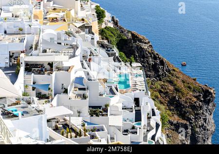 Fira, Santorin (Thira), Blick auf die weißen Häuser mit ihren gepflasterten Straßen. Dorf am südlichen Ägäischen Meer, in den Kykladen, Griechenland Stockfoto