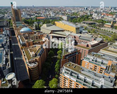 Blick auf die Stadt in Richtung Staatsbibliothek und Musical-Theater von der Aussichtsplattform des Kollhoff-Turms, Berlin, Deutschland, Europa Stockfoto