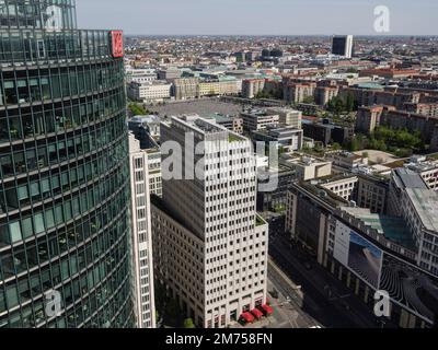 Blick auf die Stadt in Richtung Holocaust-Mahnmal von der Aussichtsplattform des Kollhoff-Turms, Berlin, Deutschland, Europa Stockfoto