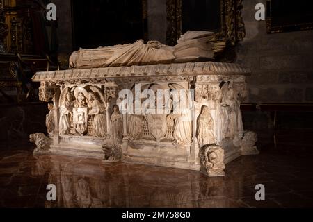 Ein Bischofsgrab in der Kathedrale von Sevilla Stockfoto