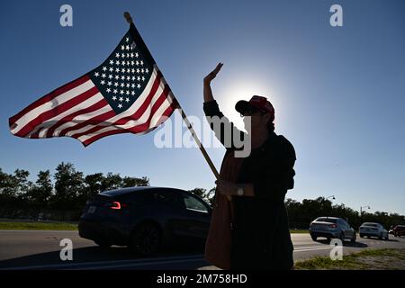 WEST PALM BEACH, Florida - JANUAR 06: Pro-Trump-Fans treffen sich vor Mar A Lago zum 2. Jahrestag des Aufstands vom 6. Januar in den USA Capitol in Washington, DC am 6. Januar 2023 in West Palm Beach, Florida. Stockfoto