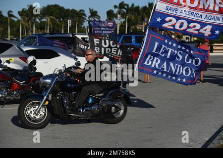 WEST PALM BEACH, Florida - JANUAR 06: Pro-Trump-Fans treffen sich vor Mar A Lago zum 2. Jahrestag des Aufstands vom 6. Januar in den USA Capitol in Washington, DC am 6. Januar 2023 in West Palm Beach, Florida. Stockfoto