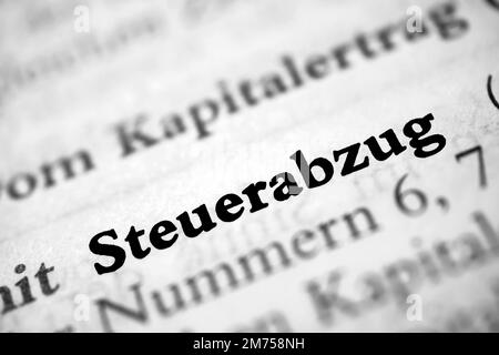 Eine Kurzfassung des deutschen Wortes Steuerabzug in fetter Schrift, umgeben von verschwommenen Wörtern.Übersetzung - Steuerabzug Stockfoto