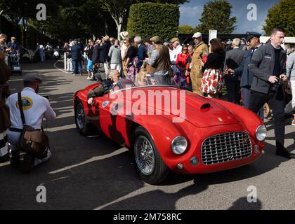 Ein Ferrari 166 MM Barchetta geht auf die Rennstrecke beim Goodwood Revival 2022 Stockfoto