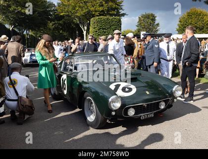 Ein 1960 Ferrari 250 GT geht auf die Rennstrecke beim Goodwood Revival 2022 Stockfoto