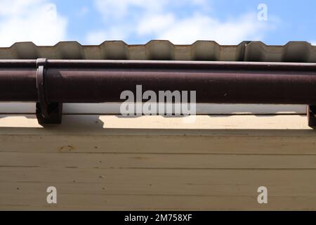 Dachrinne System auf das ländliche Haus Stockfoto