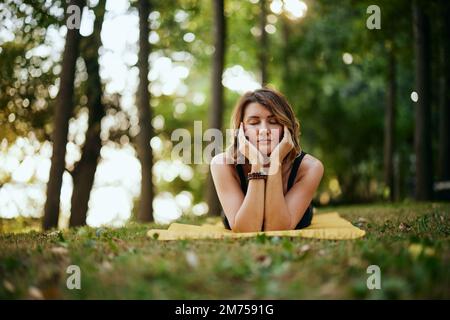 Yogi meditiert im Wald. Stockfoto