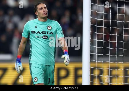 Turin, Italien. 07. Januar 2023. Marco Silvestri von Udinese Calcio schaut während des Spiels der Serie A zwischen dem FC Juventus und Udinese Calcio am 7. Januar 2023 im Allianz-Stadion in Turin, Italien, zu. Kredit: Marco Canoniero/Alamy Live News Stockfoto