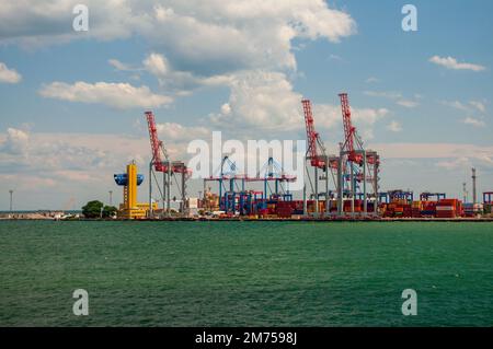 Odessa, Ukraine. 22. Juli 2021. Schwarzmeerhafen im Sommer. Kräne zum Verladen von Handelsschiffen. Stockfoto