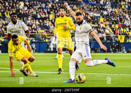 VILLARREAL, SPANIEN - 7. JANUAR: Karim Benzema von Real Madrid CF schießt den Ball während des Spiels zwischen Villarreal CF und Real Madrid CF von La Liga Santander am 7. Januar 2023 in Estadi de la Ceramica in Villarreal, Spanien. (Foto: Samuel Carreño/ PX Images) Kredit: Px Images/Alamy Live News Stockfoto