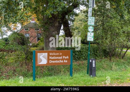 Drouwen, Niederlande - 15. Oktober 2022: Plazentenname des Nationalparks Drenthe Drentsche AA mit traditionellem maalen Bauernhof im Hintergrund in Drenthe Niederlande Stockfoto