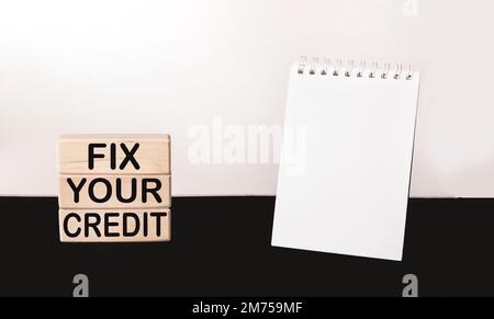 Korrigieren Sie den Text Ihres Guthabens, der auf Bausteinen und auf weißem und schwarzem Hintergrund geschrieben wurde, neben einem Notizblock zum Schreiben.Konzeptfoto. Evaluationsspitzen fixieren im Stockfoto