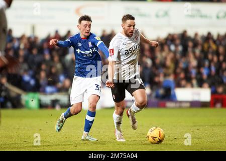 Cameron Humphreys von Ipswich Town übt während des dritten Spiels des Emirates FA Cup in Portman Road, Ipswich, Druck auf Conor Washington von Rotherham United aus. Foto: Samstag, 7. Januar 2023. Stockfoto