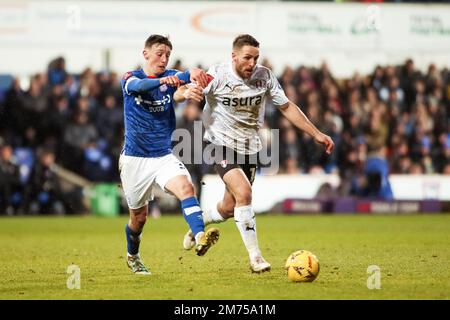 Cameron Humphreys von Ipswich Town übt während des dritten Spiels des Emirates FA Cup in Portman Road, Ipswich, Druck auf Conor Washington von Rotherham United aus. Foto: Samstag, 7. Januar 2023. Stockfoto