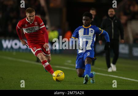 Middlesborough, Großbritannien. 7. Januar 2023. Middlesbrough's Duncan Watmore schließt Brighton und Hove Albion's Tariq Lamptey während des dritten FA Cup-Spiels zwischen Middlesbrough und Brighton und Hove Albion im Riverside Stadium, Middlesbrough, am Samstag, den 7. Januar 2023. (Kredit: Michael Driver | MI News) Kredit: MI News & Sport /Alamy Live News Stockfoto