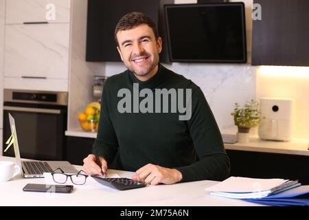 Mann tut Steuern zu Hause Stockfoto